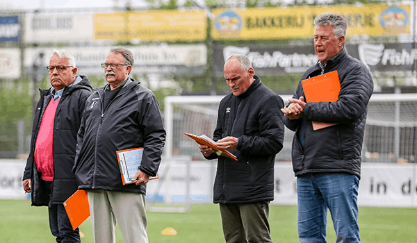 Handenwrijvend uitkijken naar de deelnemers
