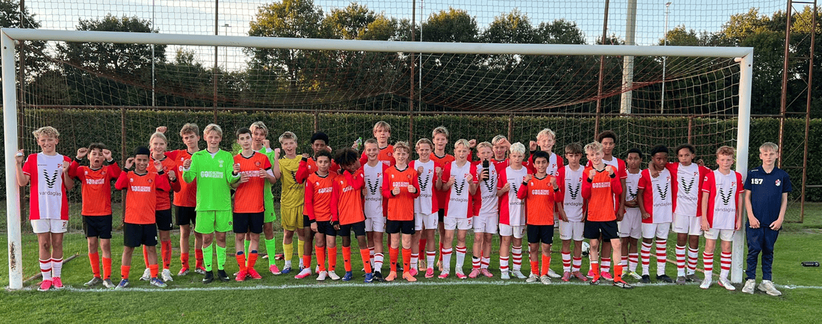 Jonger Oranje – FC Emmen groepsfoto